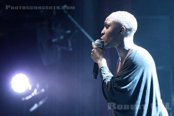 LAURA MVULA - 2013-11-10 - PARIS - La Cigale - 